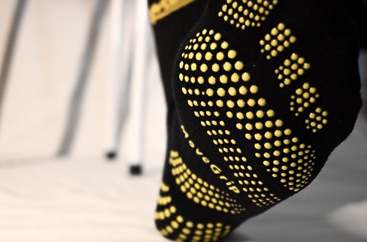Détail des picots de grip silicone jaune sous la semelle